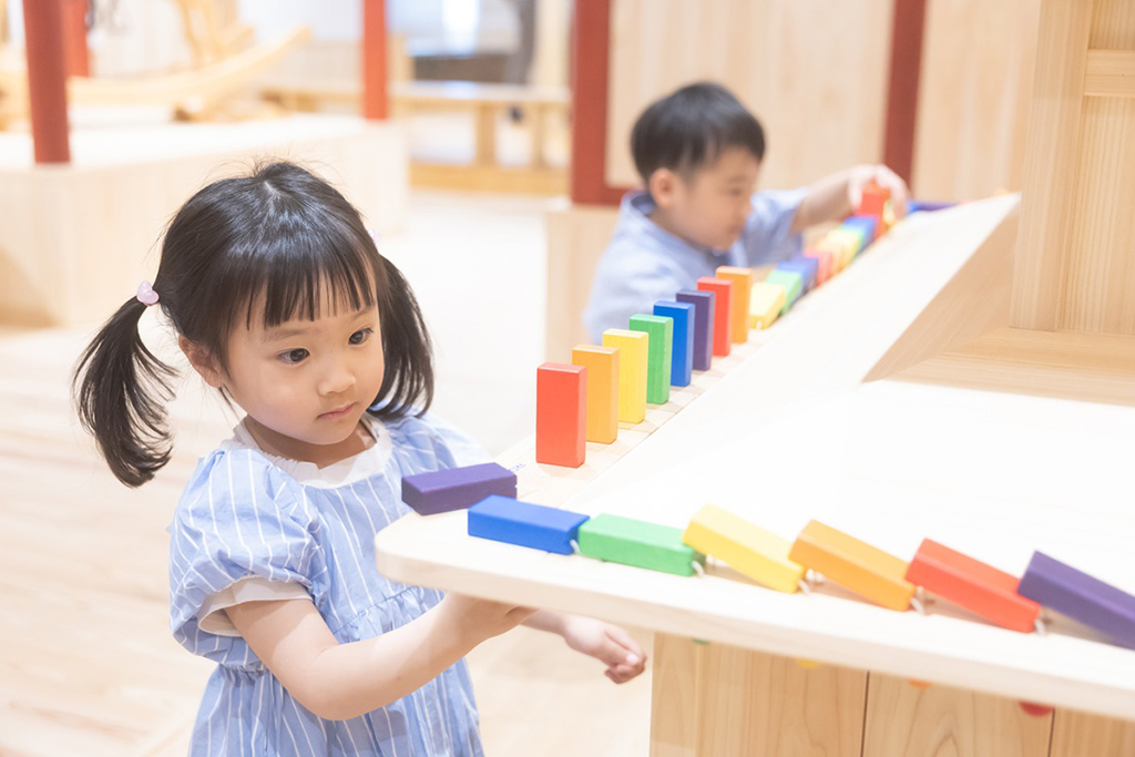 五重塔のたもとでドミノ倒しにチャレンジ/奈良おもちゃ美術館(奈良県/三郷町)