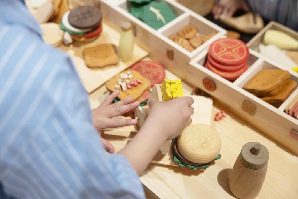 オリジナルのハンバーガーを作る様子/奈良おもちゃ美術館(奈良県/三郷町)