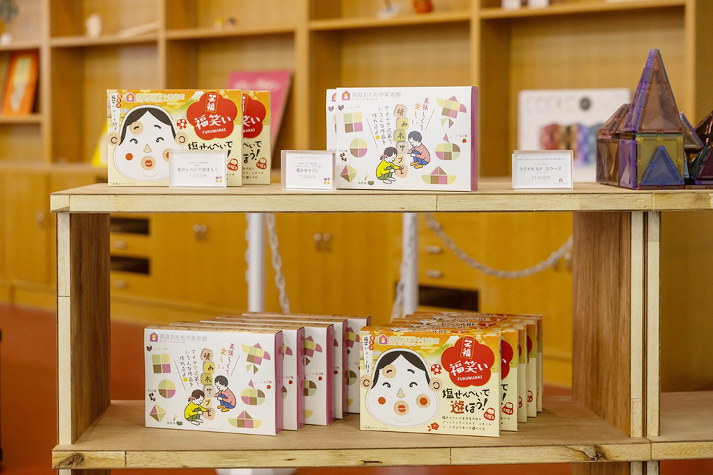 下段右から「塩せんべいで遊ぼう!」、「積み木サブレ」/奈良おもちゃ美術館(奈良県/三郷町)