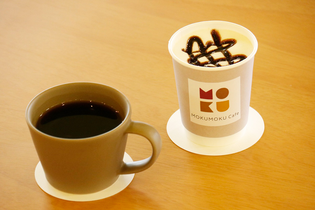 「MOKUMOKUブレンドコーヒー」480円、「カフェモカ」630円/奈良おもちゃ美術館(奈良県/三郷町)