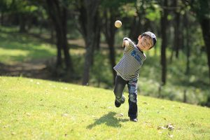 ソフトボール投げで遠くへ投げるコツ　新体力テストの直前対策に　年齢別・身長別の平均記録も紹介