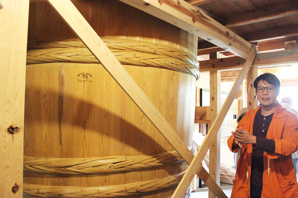 「百年蔵」にある大きな桶/弓削多醬油（埼玉県）