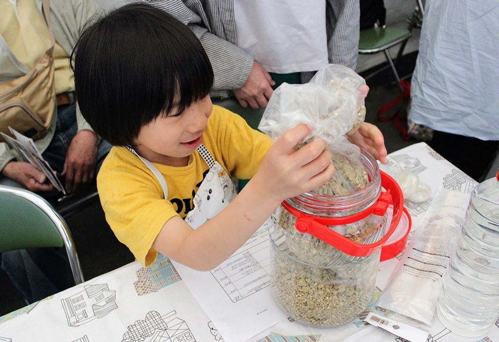 「麹」と「塩水」を混ぜ合わせる様子