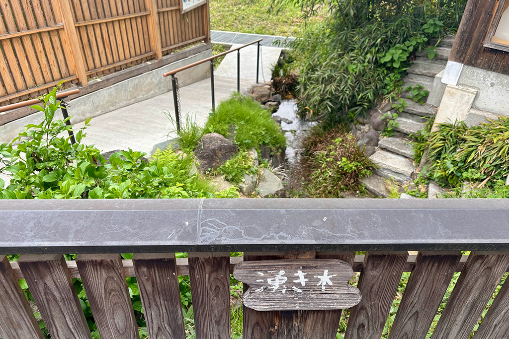 湧き水が流れている敷地/弓削多醬油（埼玉県）