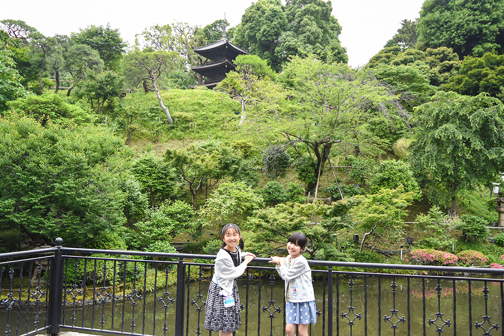 日中の庭園を散策する子どもたち／ホテル椿山荘東京