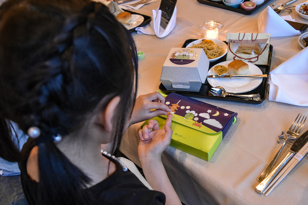 スイーツバッグにシールを貼って遊べる／ホテル椿山荘東京