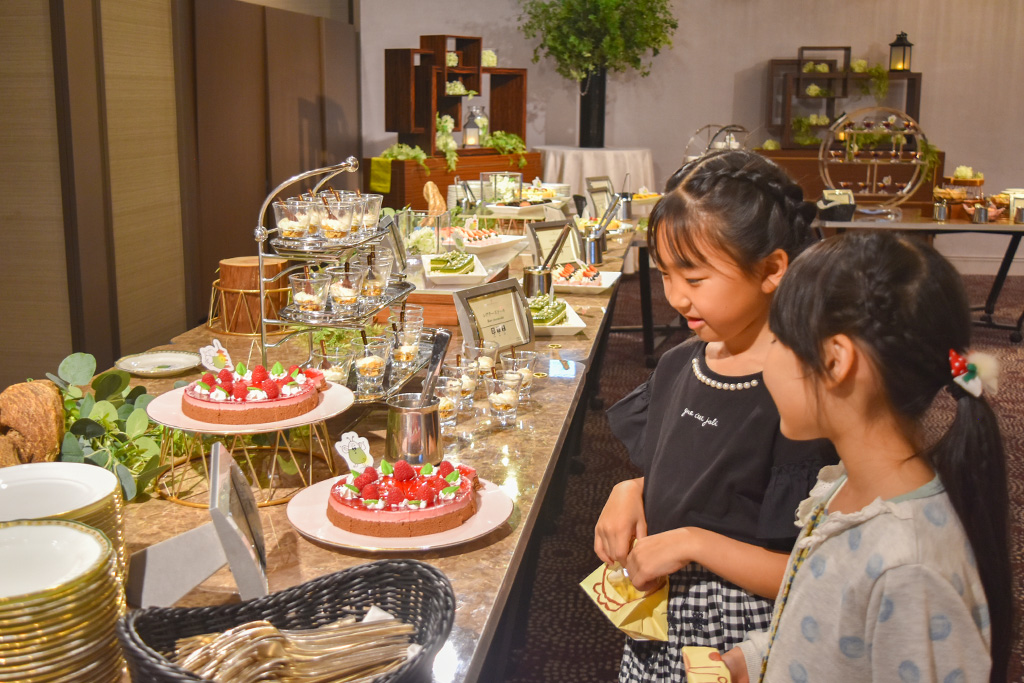 ビュッフェのデザートが楽しみな子どもたち／ホテル椿山荘東京