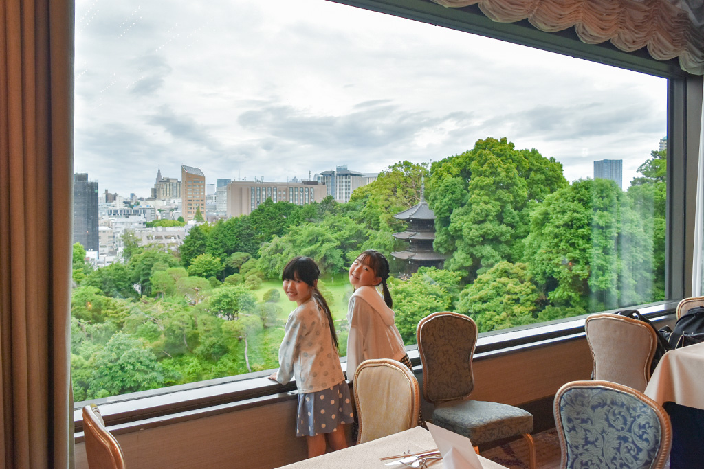 ビュッフェ会場から庭園を見渡す子どもたち／ホテル椿山荘東京
