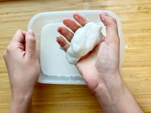 握ると固まる不思議な液体「ダイラタンシー」【小学生の自由研究アイデア】