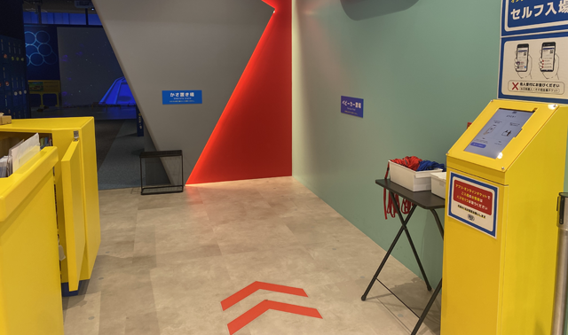 入口付近のベビーカー置き場や傘置き場/タカラトミープラネット ららぽーと安城(愛知県/安城市)