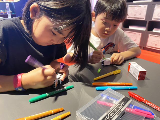 オリジナルのホワイトトミカに色を塗る様子/タカラトミープラネット ららぽーと安城(愛知県/安城市)