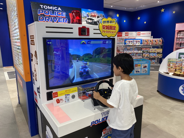 ショップオリジナルアトラクション「トミカポリスドライバー」/タカラトミープラネット ららぽーと安城(愛知県/安城市)
