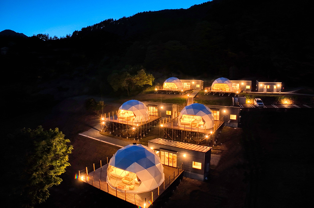 テラスに灯りがともる様子/グランファーム富士河口湖 (山梨県/富士河口湖町)
