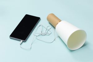 紙コップでスピーカーを作って音楽を聞いてみよう【小学生の自由研究アイデア】