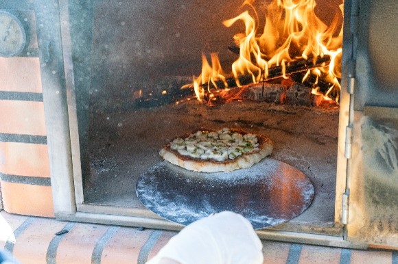 石窯で焼く「ピザ作り体験」/奏の森Resorts(静岡県/伊東市)