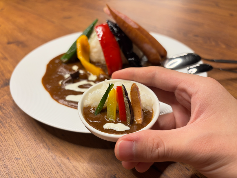本物そっくりの「ミニミニカレー」│開業5周年記念イベント みて!さがして!体験して!/スモールワールズTOKYO(東京都/江東区)