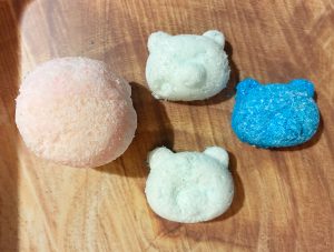 お風呂で楽しいシュワシュワバスボムを手作りしよう【小学生の自由研究アイデア】