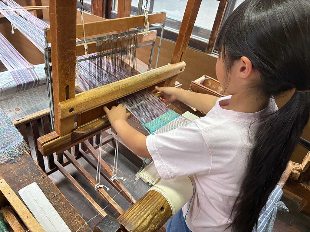 機（はた）織り体験の様子/手織り上田紬　小岩井紬工房（長野県/上田市）