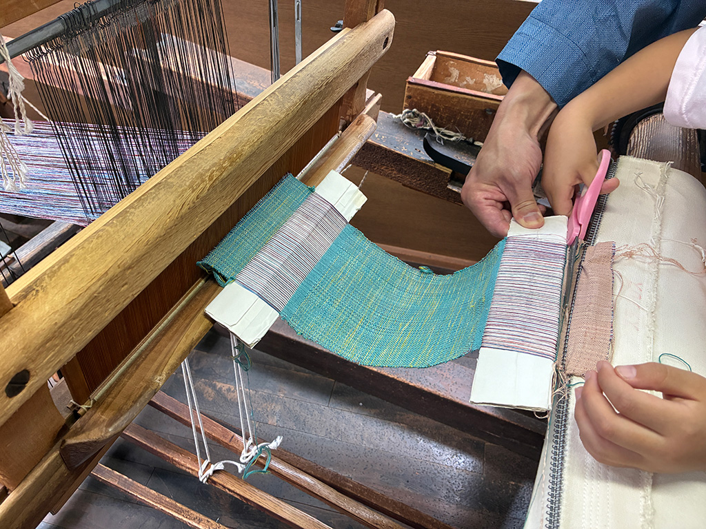 機（はた）織り体験の様子/手織り上田紬　小岩井紬工房（長野県/上田市）