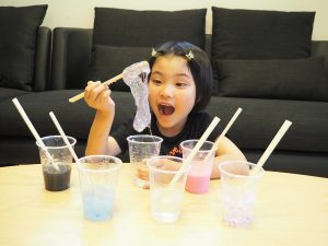 スライムの作り方！基本から、光るスライム・キラキラスライム・砂鉄スライムのアレンジも紹介【自由研究】