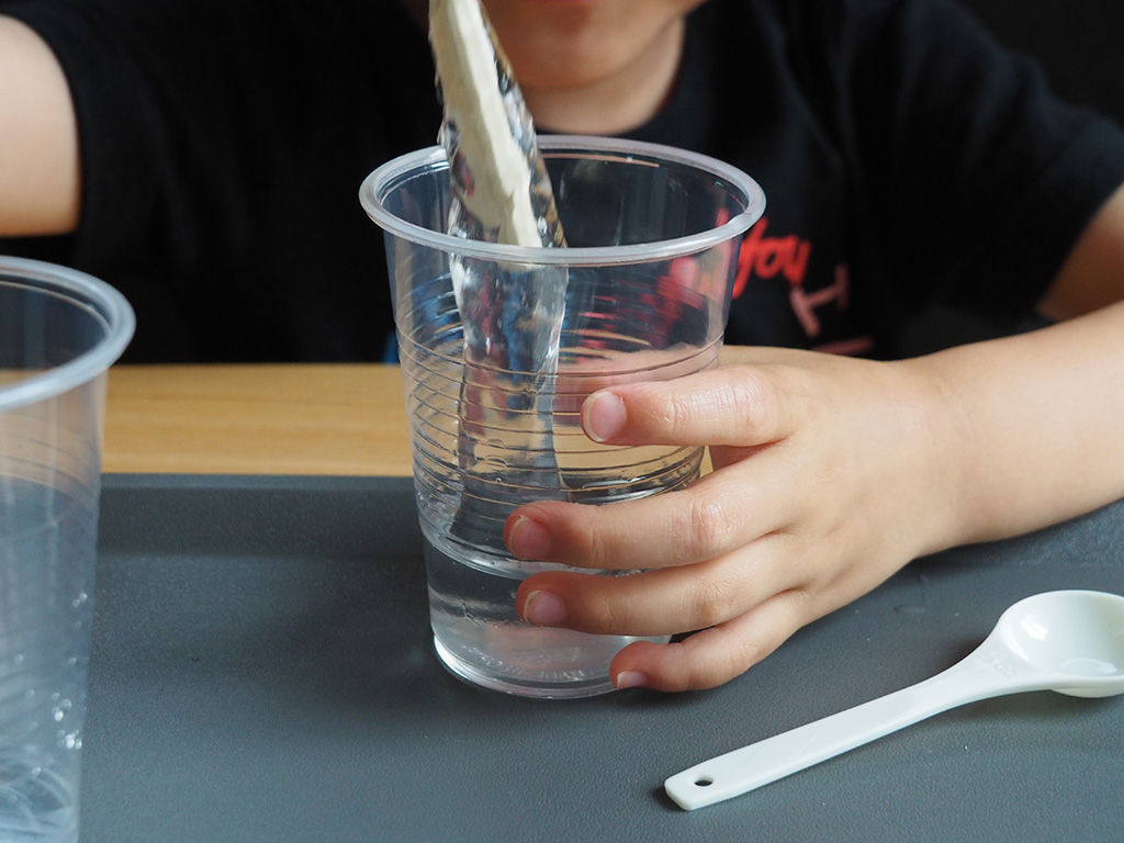 手順4：固まっていくまで混ぜる│自由研究「いろいろなスライムづくり」