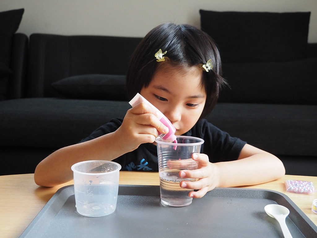 アレンジする様子│自由研究「いろいろなスライムづくり」