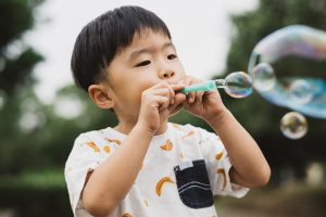 すぐできる！割れないシャボン玉を作ってみよう【小学生の自由研究アイデア】