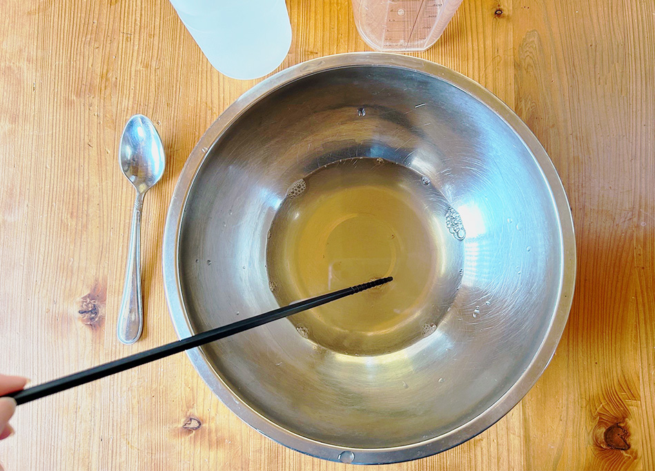 手順3:材料を入れて混ぜる│【自由研究】割れないシャボン玉