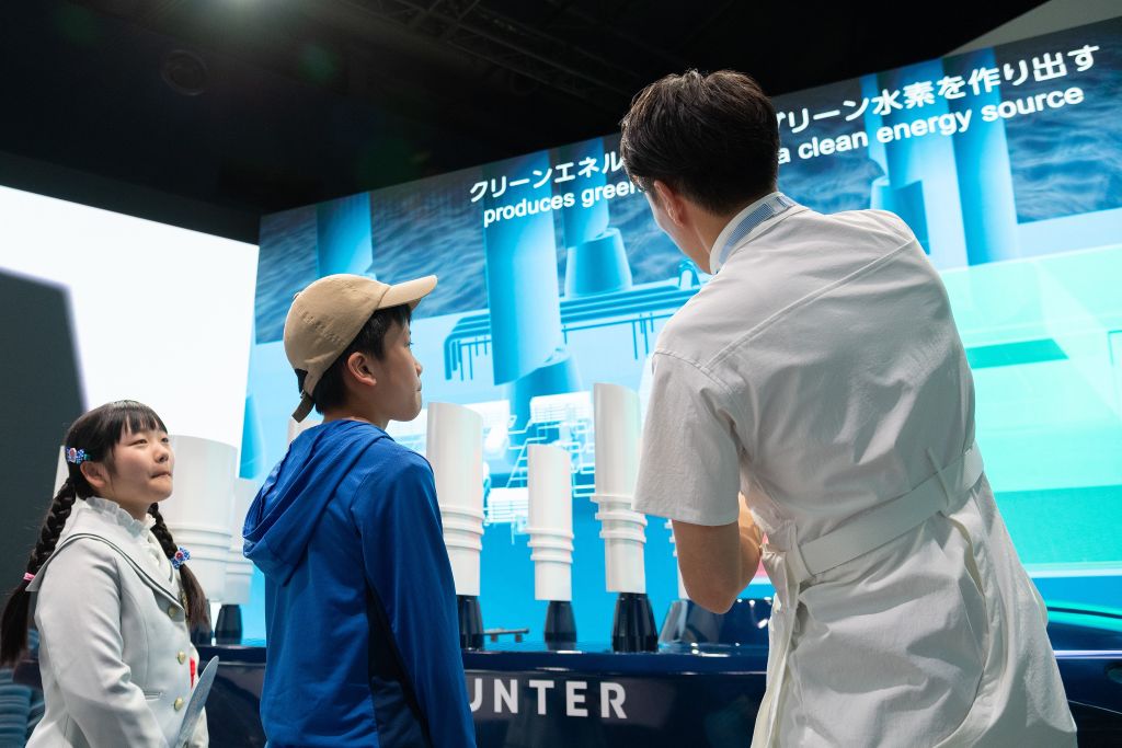 WIND VISIONの説明を受けている様子