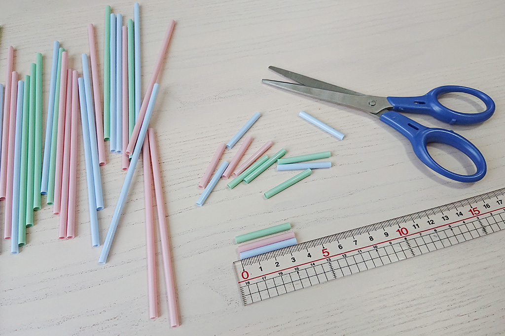 まずはストローをカットして準備／自由研究-工作-ヒンメリ