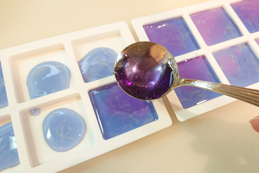 青と赤紫をマーブル状に混ぜる／自由研究-琥珀糖-実験-お菓子作り