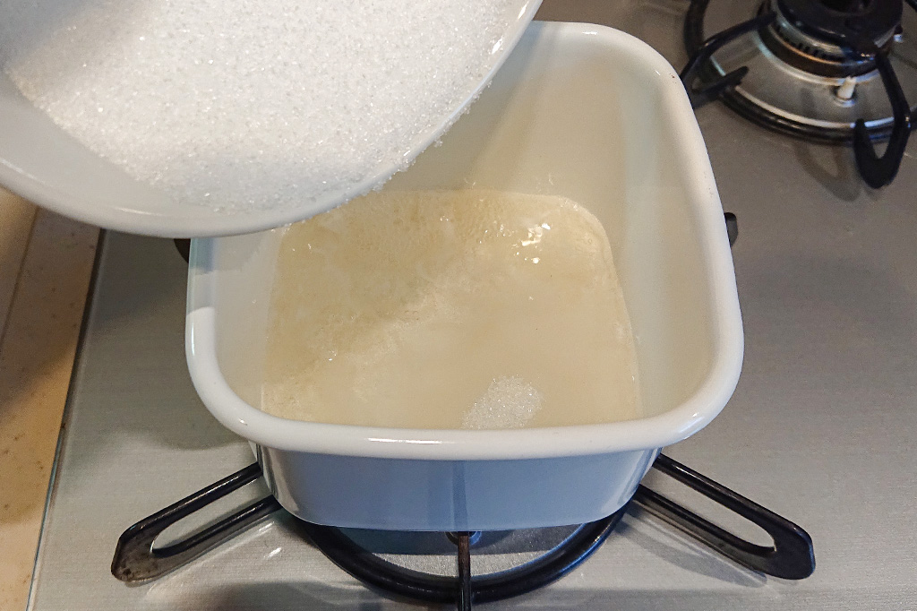 砂糖を入れてさらに煮る／自由研究-琥珀糖-料理-お菓子作り