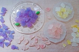 宝石みたいでカリカリ食感の琥珀糖の作り方は？バタフライピーやかき氷シロップで簡単に自由研究