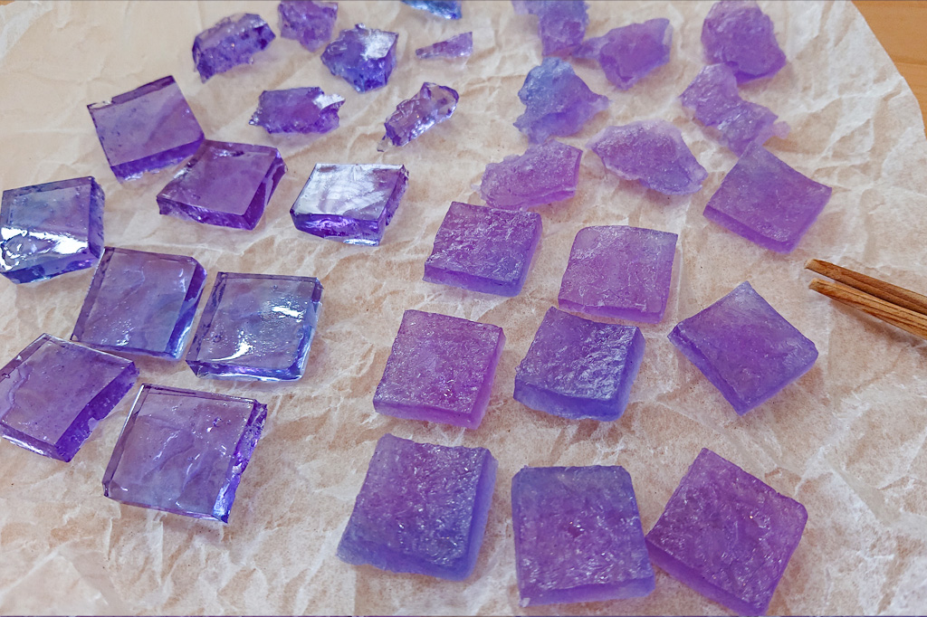 干す前と数日干した琥珀糖を並べると／自由研究-実験-お菓子作り