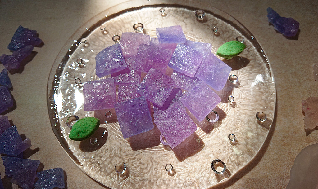 アジサイのようなバタフライピーの琥珀糖