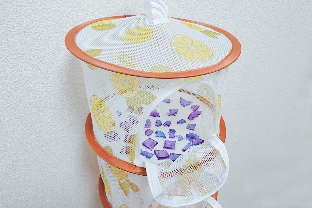 ネットに入れて琥珀糖を干す／自由研究-料理-お菓子作り