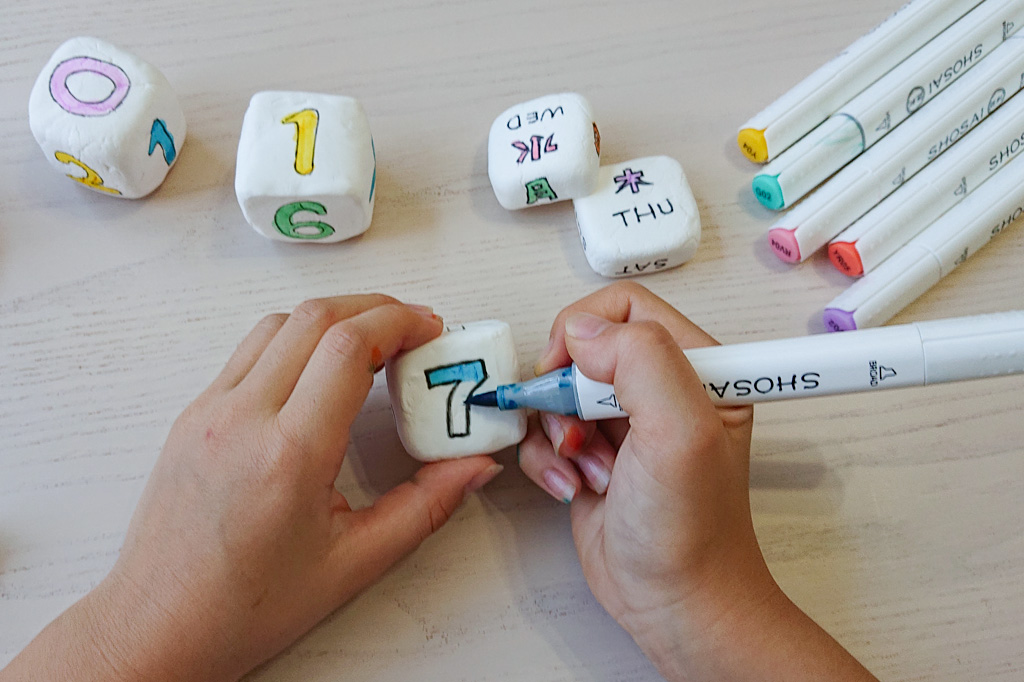 ペンでサイコロに数字や曜日を書く／サイコロ型万年カレンダーの作り方