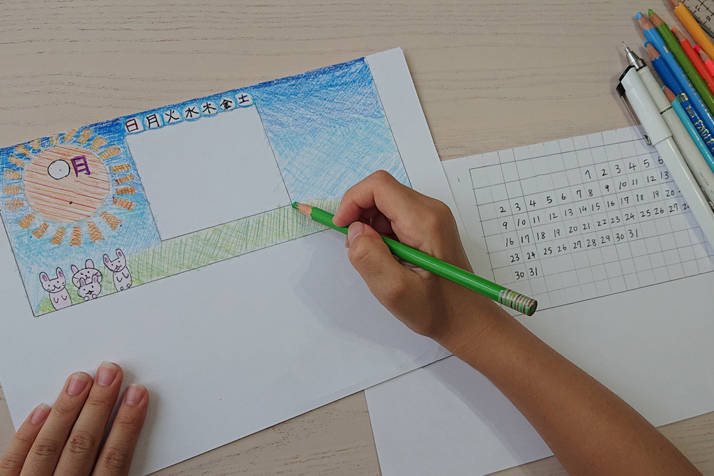 スライド式万年カレンダーの表に絵を描く