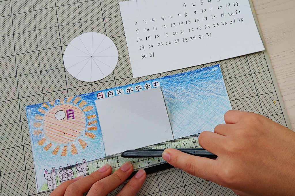 カッターで窓を切り抜くときは慎重に／スライド式万年カレンダーの作り方
