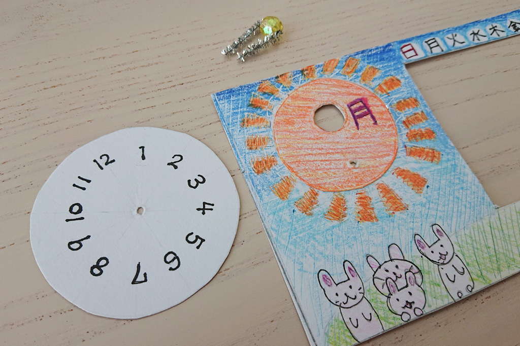 月の部分は円盤を針金で取り付ける／スライド式万年カレンダーの作り方