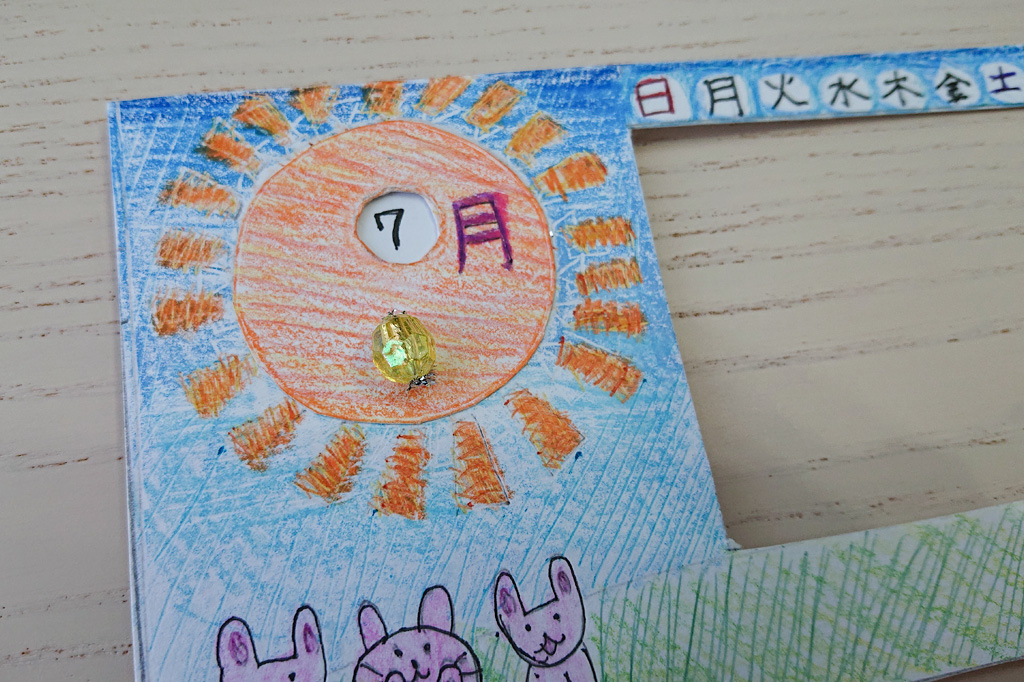 表からビーズを回すと円盤が回って月を変えられる／スライド式万年カレンダーの作り方