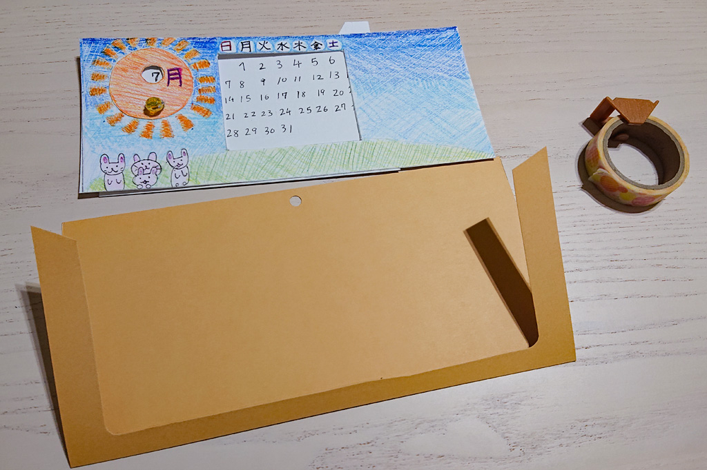 フレームの横はテープで止めるだけでOK／スライド式万年カレンダーの作り方