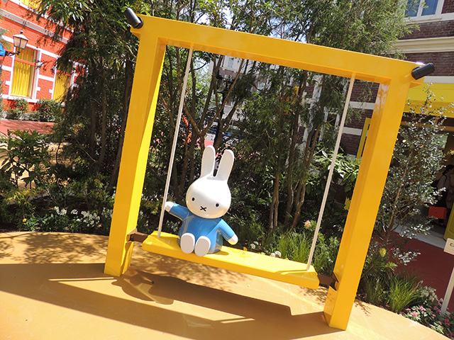 黄色いブランコに座るミッフィー/ハウステンボス（長崎県/佐世保市）