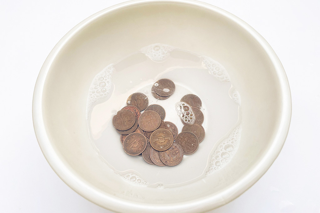 手順1：10円玉をつける│【自由研究】10円玉が一番ピカピカになる調味料は？