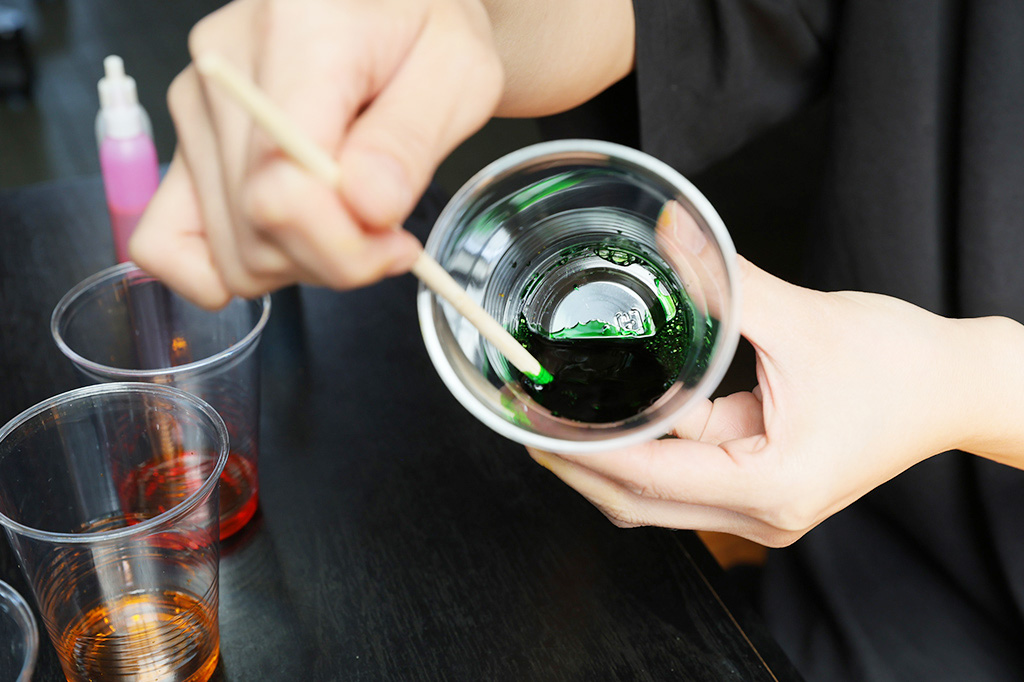 手順2：.容器に色水を準備しよう②│【自由研究】白い花を色水で染めてオリジナルフラワー作り