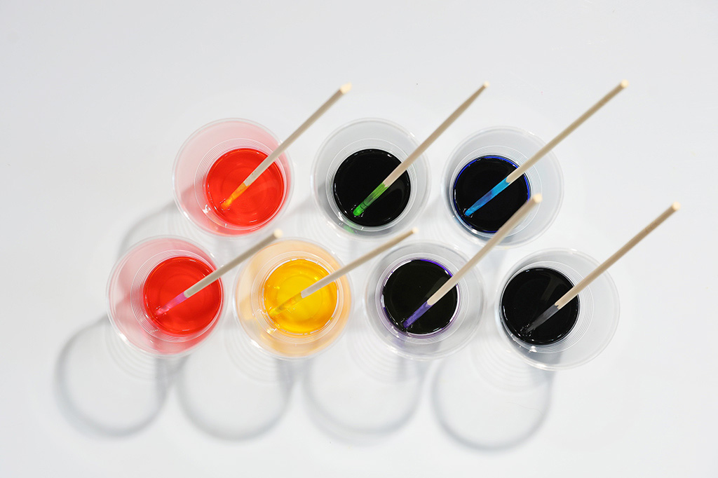 手順2：.容器に色水を準備しよう③│【自由研究】白い花を色水で染めてオリジナルフラワー作り