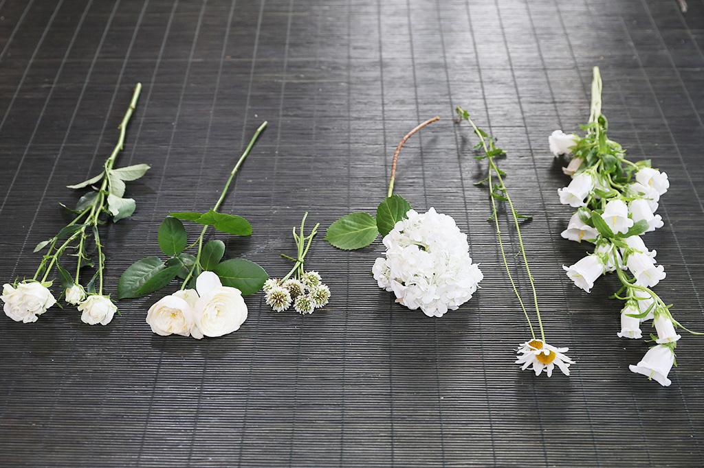 手順1：白い花を用意しよう【自由研究】白い花を色水で染めてオリジナルフラワー作り