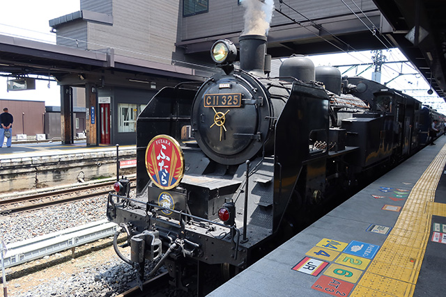新今市駅に停車中に「SL大樹 ふたら」