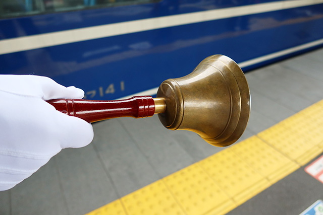 駅員さんが鐘を鳴らして乗車を促します/「SL大樹」