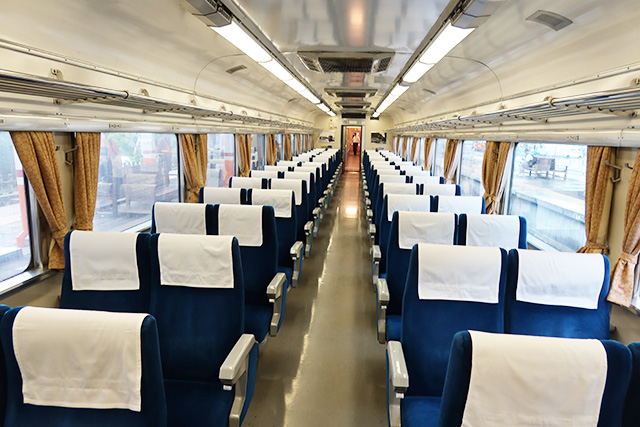 昔ながらの車両と座席/夏旅におすすめ!「SL大樹」